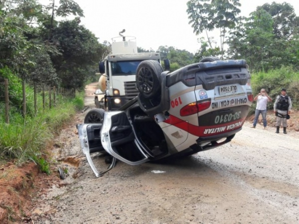 Após perseguição, viatura da PM capota e deixa três policiais feridos em Atalaia