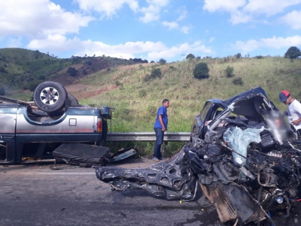 Colisão frontal entre dois veículos deixa mortos na BR-101, em Joaquim Gomes