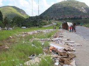 Acidente deixa motorista ferido e duas pessoas são presas por saquear carga