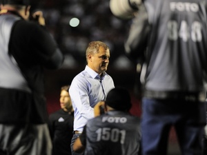 Aguirre comemora elenco completo e elogia preparador físico: ‘Fenômeno’