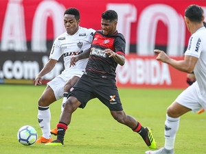 Atlético-MG vacila, perde para o Vitória, e vê o G4 cada vez mais de longe