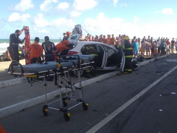 Colisão frontal entre dois carros deixa quatro pessoas feridas no Sobral