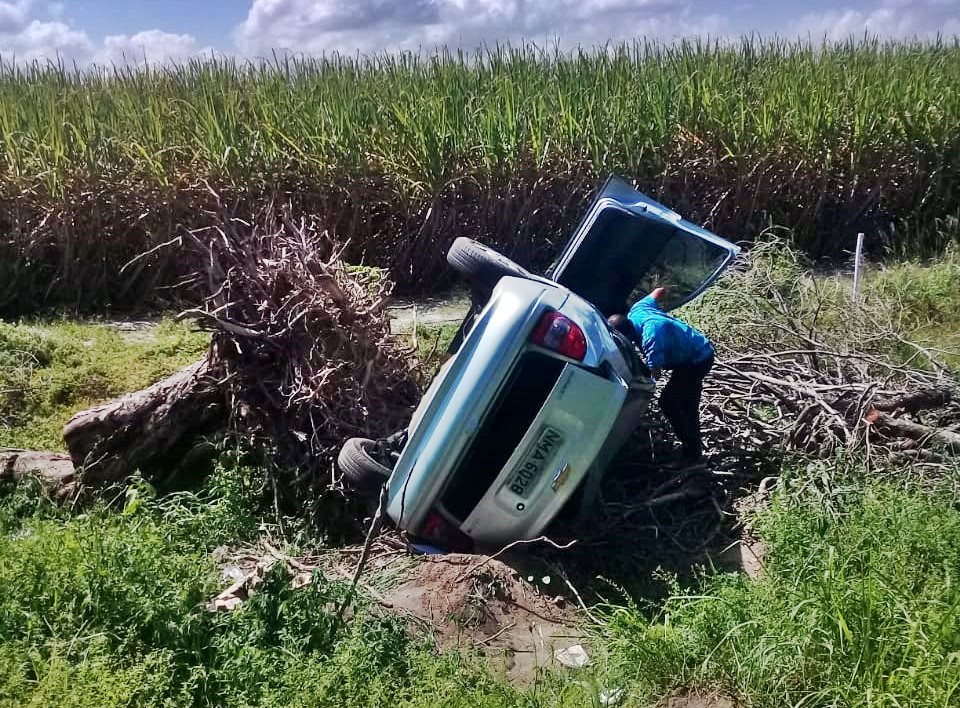 Motorista perde o controle da direção e veículo capota em São Miguel dos Campos