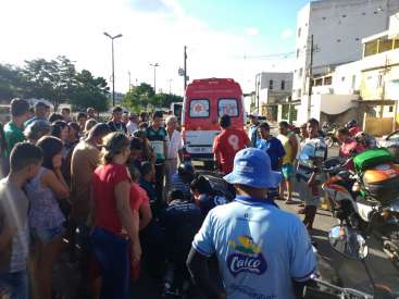 Colisão entre carro e moto deixa casal ferido em Arapiraca