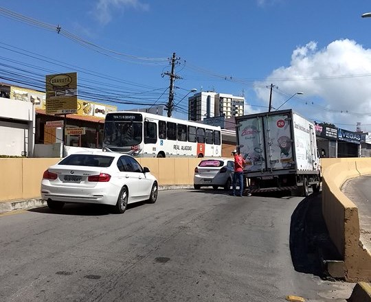 Roda se desprende de caminhão e trânsito fica lento na Ladeira Geraldo Melo