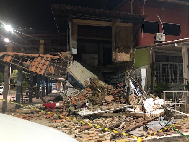 Defesa Civil interdita galeria comercial após parte da estrutura desabar na Praia do Francês