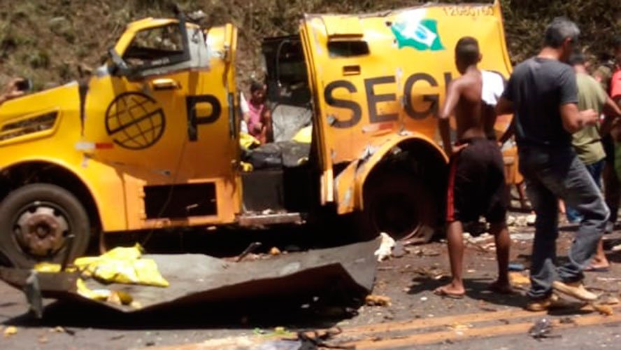 Quadrilha assalta e explode carro forte na rodovia BR-316; veja vídeo