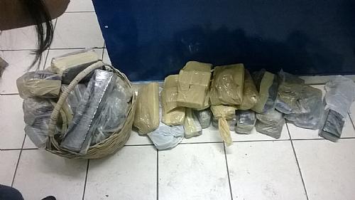 PM apreende 13 kg de maconha em mala de carro de motorista por aplicativo