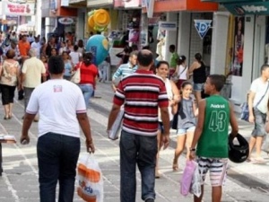 Saques do PIS/Pasep podem injetar até R$ 10,3 bi no comércio, diz CNC