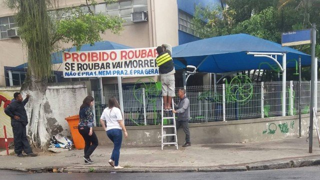 Faixas com ameaça ‘Proibido roubar. Se roubar vai morrer’ são espalhadas em praça