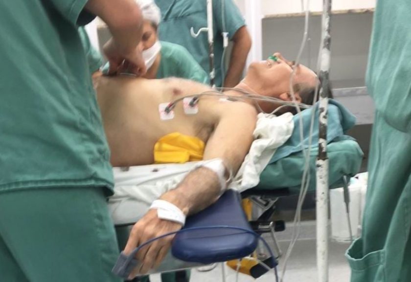 Após ser esfaqueado em campanha, Bolsonaro é operado e vai para UTI