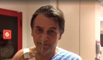 Em vídeo, Jair Bolsonaro caminha dentro de hospital