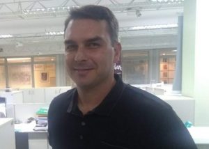 Filho de Bolsonaro volta de SP com notícias sobre o pai