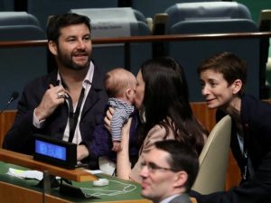 Primeira-ministra da Nova Zelândia leva seu bebê para Assembleia da ONU