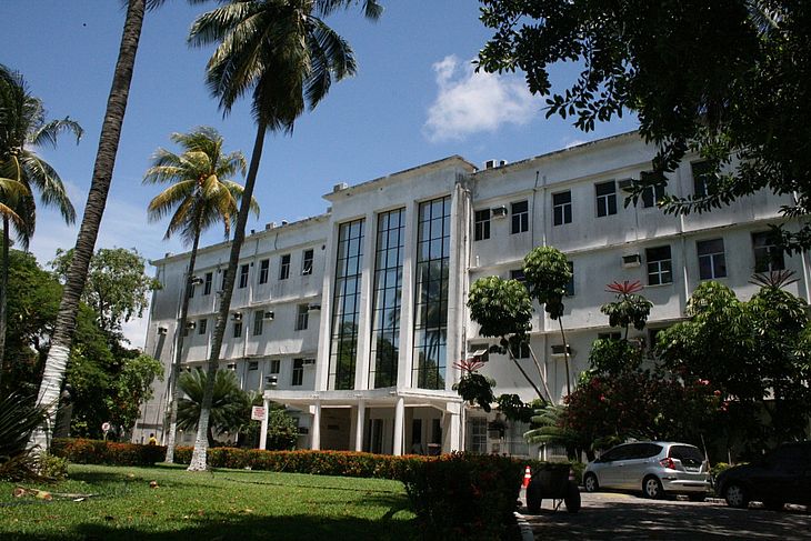 Mulher baleada por ex-marido é transferida e permanece em estado grave