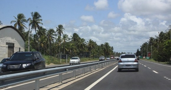 Capotamento na AL-101 Sul deixa um morto e um ferido