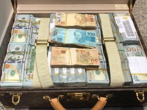 Malas com milhões de dólares são apreendidas com filho de ditador africano em SP
