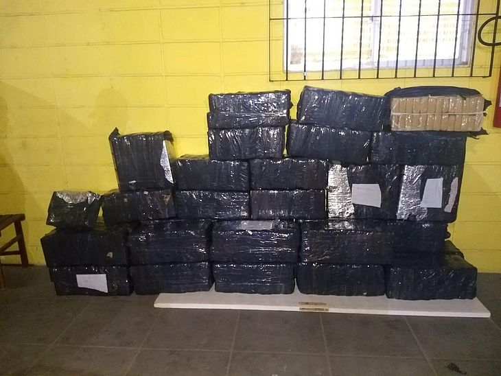 Operação intercepta 620 quilos de drogas escondidos em caminhão de colchões