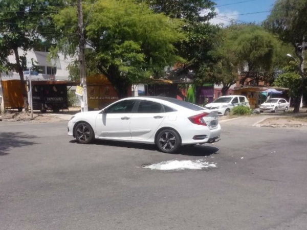 Espuma em buraco chama atenção de motoristas e pedestres na Avenida Amélia Rosa