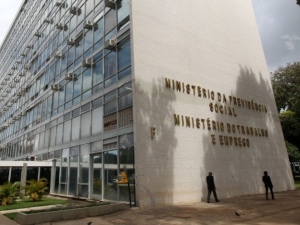 Servidores públicos poderão reduzir jornada de trabalho