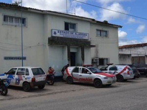 Médico e companheiro dele são assassinados dentro de casa em Penedo