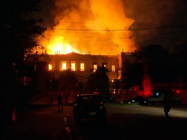 Incêndio de grandes proporções destrói o Museu Nacional no Rio de Janeiro