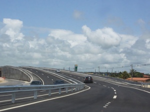 Van capota e deixa feridos em trecho da AL-101, em Jequiá da Praia
