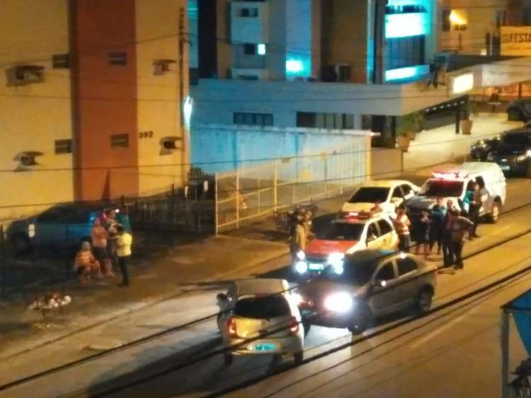 Após perseguição, dois carros se envolvem em acidente na parte baixa de Maceió