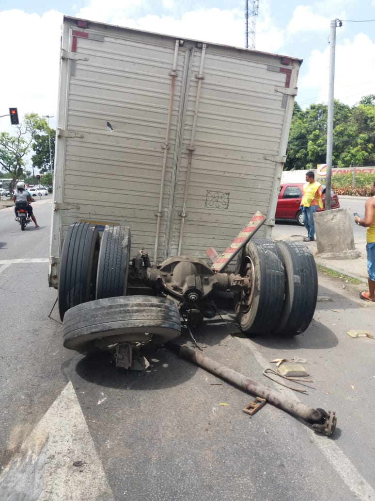 Eixo traseiro de caminhão se solta e acidente deixa trânsito lento próximo ao HU