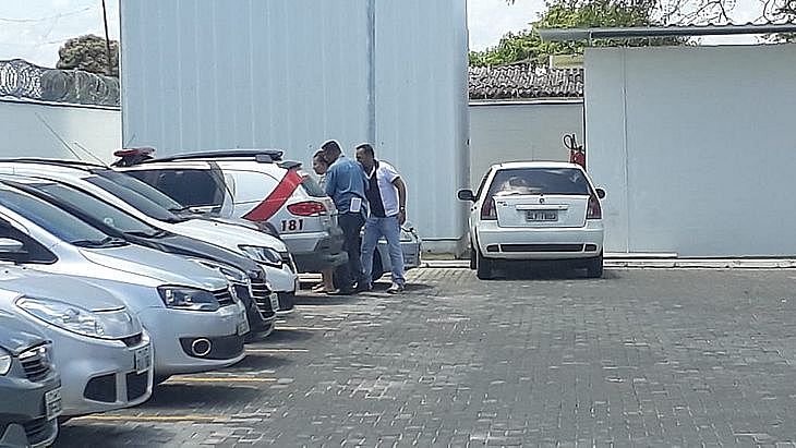 Jadira quando foi ouvida na Delegacia de Homicídios Jadira quando foi ouvida na Delegacia de Homicídios | TNH1/Arquivo A suspeita de matar o filho de seis anos e tentar suicídio em seguida, Jandira da Silva, de 46 anos, foi transferida na manhã desta quarta-feira (26) para Centro Psiquiátrico Judiciário Pedro Marinho Suruagy, no sistema prisional, informou a advogada Juliana Fragoso Uchôa.   “Ela foi transferida para o manicômio prisional por volta das 10h, onde será submetida a exames psicológicos e psiquiátricos”, disse Juliana, que está trabalhando na defesa da suspeita.  Jandira teve prisão preventiva e encaminhamento ao manicômio judicial decretados na última sexta-feira (21), mas permaneceu detida na Central de Flagrantes, no Pinheiro, até a manhã de hoje porque ainda não havia uma autorização do juiz da Vara de Execuções Penais.  Sobre o corpo de Luiz Gustavo, o filho de Jandira, a advogada informou que ainda permanece no IML. “Estamos na expectativa. O IML tem que responder a solicitação do juiz, informar se já foram realizadas todas as coletas necessárias”, contou Juliana.    *Estagiária sob supervisão da editoria