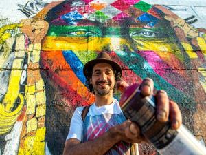 Grafiteiro Kobra refaz em Nova York mural apagado em SP