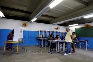 Votação termina na maior parte do país, mas continua em 6 Estados