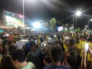 Eleitores de Jair Bolsonaro lotam orla de Maceió em comemoração