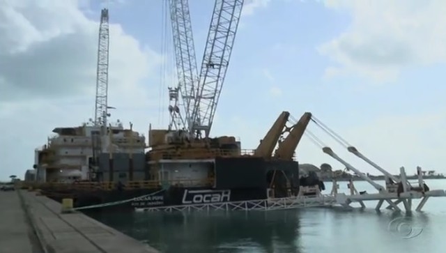 Embarcação com riscos de contaminação é retirada do Porto de Maceió