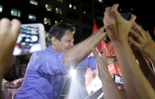 PT se assusta com crescimento de Bolsonaro, mas resiste a tirar Lula do centro das atenções e focar em Haddad