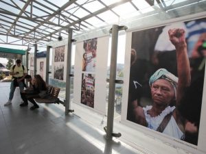 Fotos do velório de Marielle Franco são exibidas em estação de metrô na França