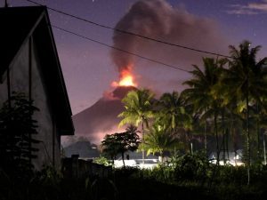 Após terremoto e tsunami, Vulcão entra em erupção na Indonésia