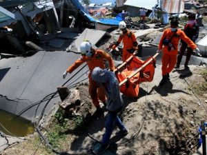 Indonésia enterra mortos em valas comuns e pede ajuda internacional