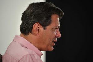 Haddad nega ter jogado Bíblia fora e diz que ela foi furtada