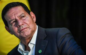 Mourão processará Azevedo por acusação de tortura; cantor diz que foi ‘equívoco’