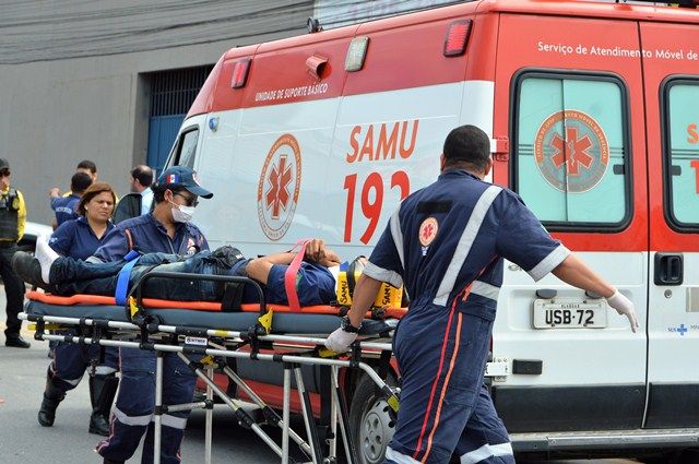 Sete vítimas de capotamento de van na BR-104 são resgatadas pelo Samu