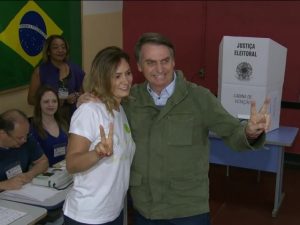 Com esquema de segurança reforçado, Bolsonaro vota no Rio de Janeiro