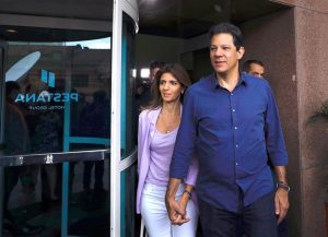 Em São Paulo, Haddad vota acompanhado da esposa