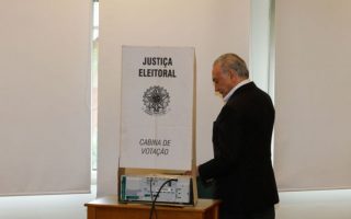 Michel Temer vota e diz que transição começa segunda