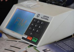 TSE registra troca de 912 urnas e 17 prisões