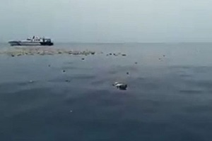 Vídeo mostra busca por corpos e destroços do avião que caiu no mar na Indonésia