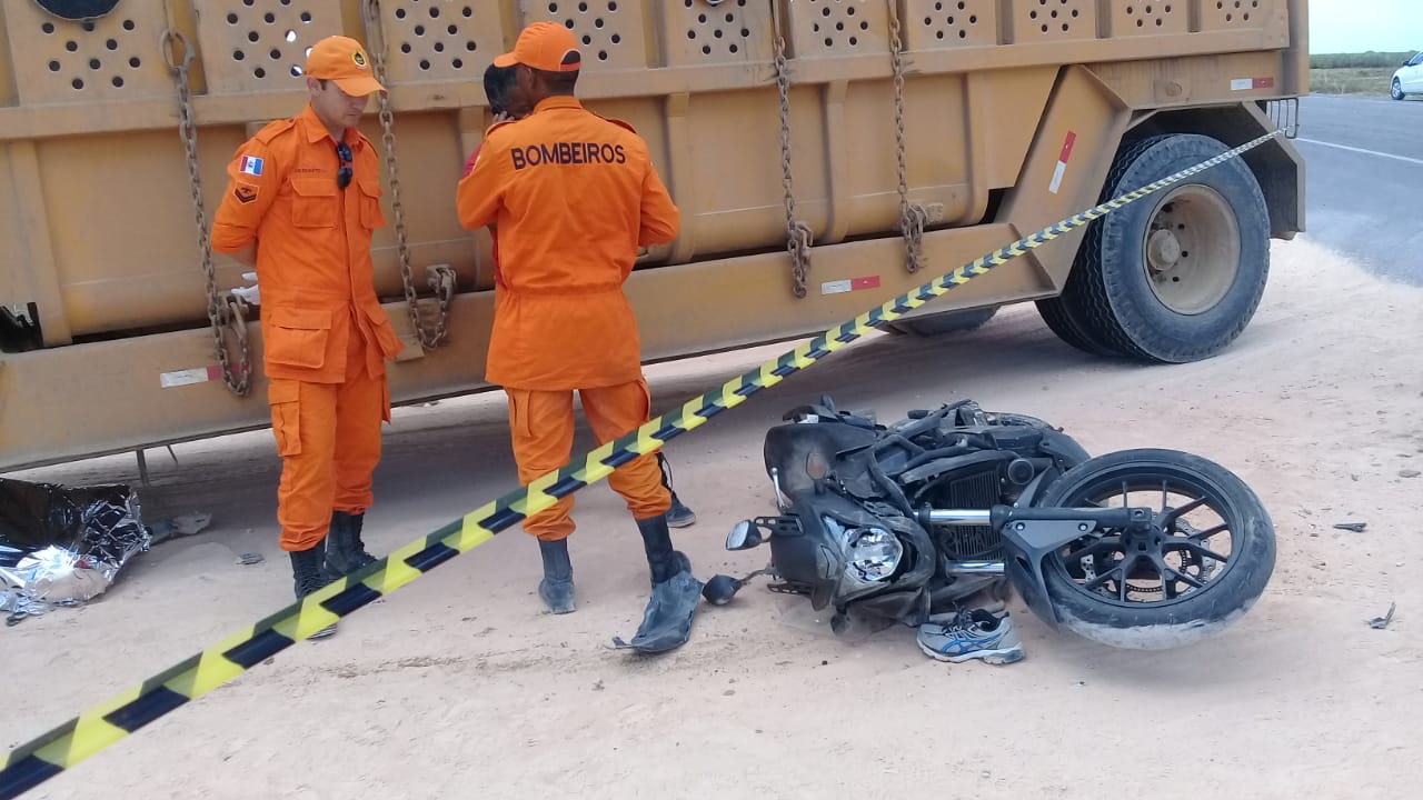 Empresário morre após bater em caminhão na BR-101