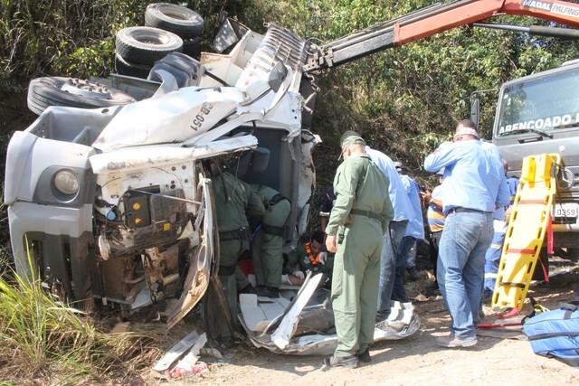 Caminhão tomba e motorista fica preso às ferragens na BR-101, em São Miguel dos Campos