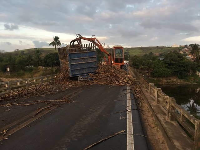 Caminhão carregado com cana tomba em ponte na Chã do Pilar, AL