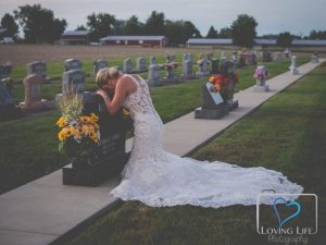 Vestida de noiva, jovem vai a túmulo de bombeiro no dia em que iriam se casar